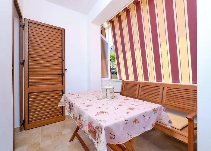 Appartement With A Parking Space Mali Lošinj
