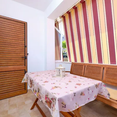Διαμέρισμα With A Parking Space Mali Lošinj