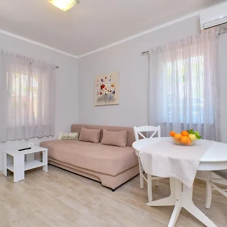 Διαμέρισμα With A Parking Space Mali Lošinj